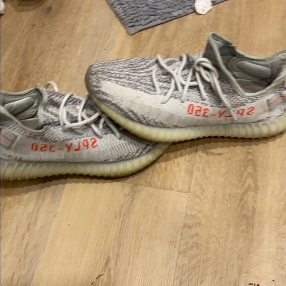 Yeezy 350 boost grey red
